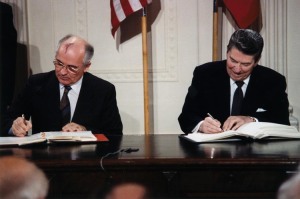 Mijaíl Gorbachev y Ronald Reagan